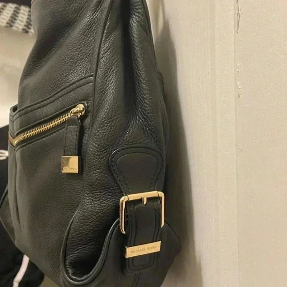 Michael Kors Black Leather Shoulder bag with Gold Hardware Zipper - Picture 13 of 16